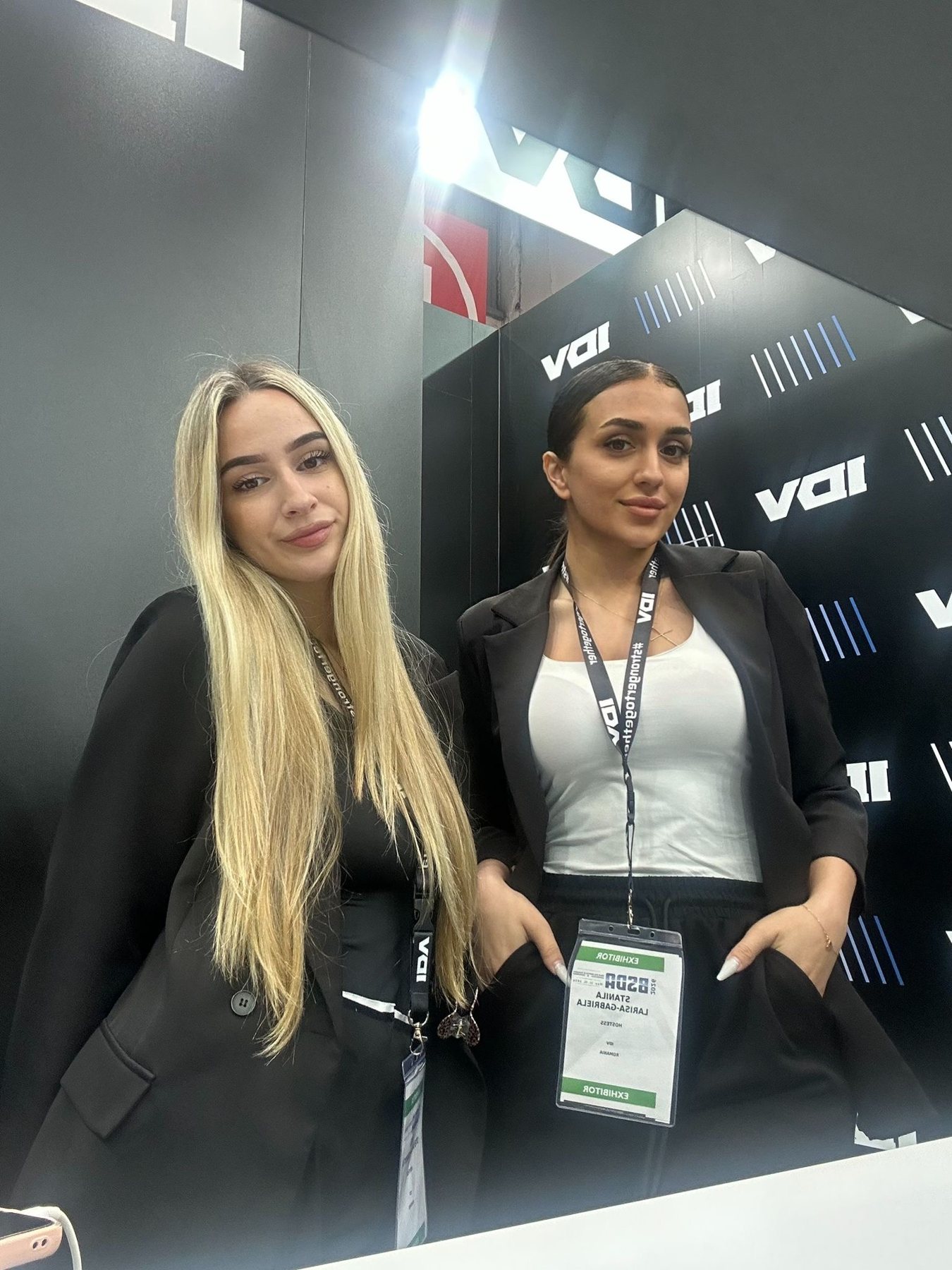 Hostesse la stand expozițional